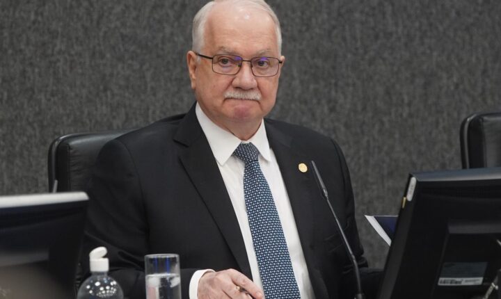 Fachin dá 24 horas para PF enviar informações sobre celular de Vorcaro