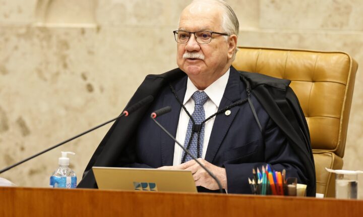 Dino interrompe Toffoli, e Fachin diz que ministro deveria pedir palavra à Presidência do STF