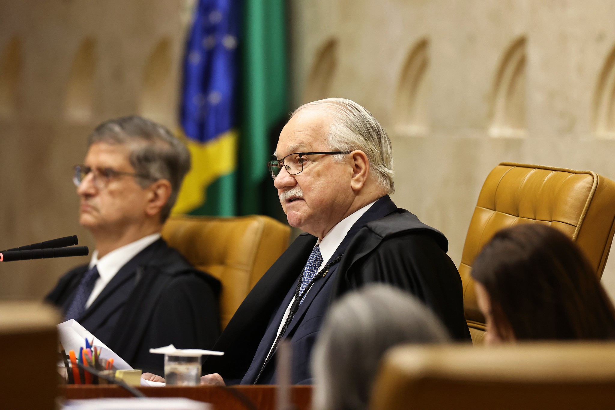 Dino critica condução de Fachin no STF e aponta degradação da imagem do Tribunal em sessão tensa