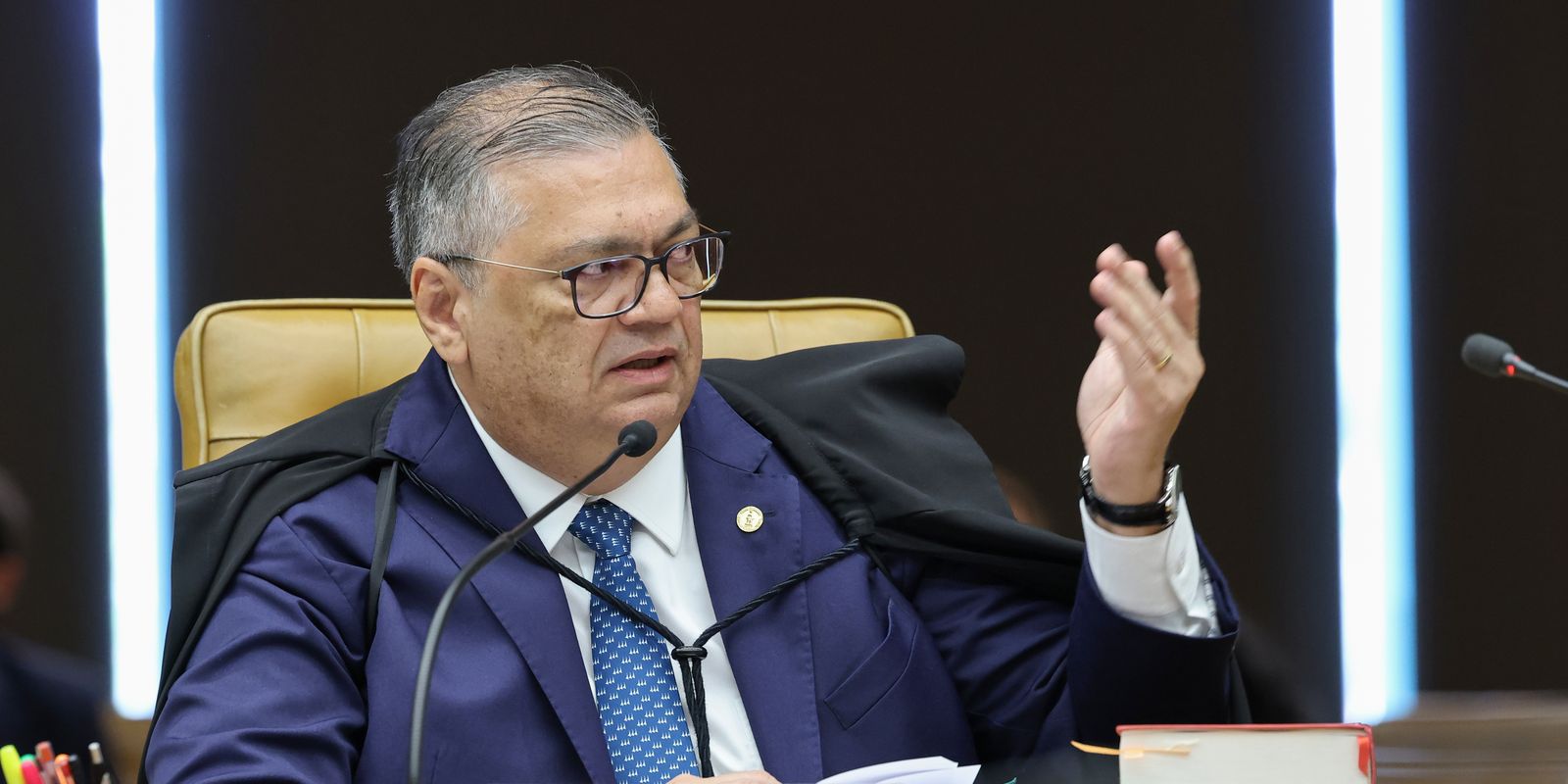 Flávio Dino pede vista e paralisa julgamento sobre casos de Moraes e Mendonça no STF