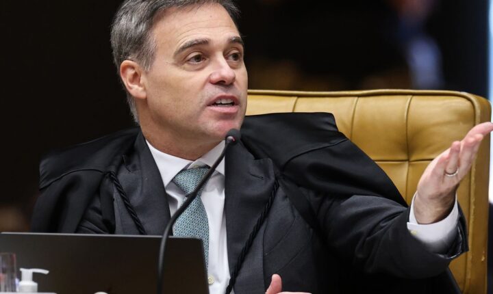 Mendonça acompanha Fachin e vota por julgamento separado de Moraes