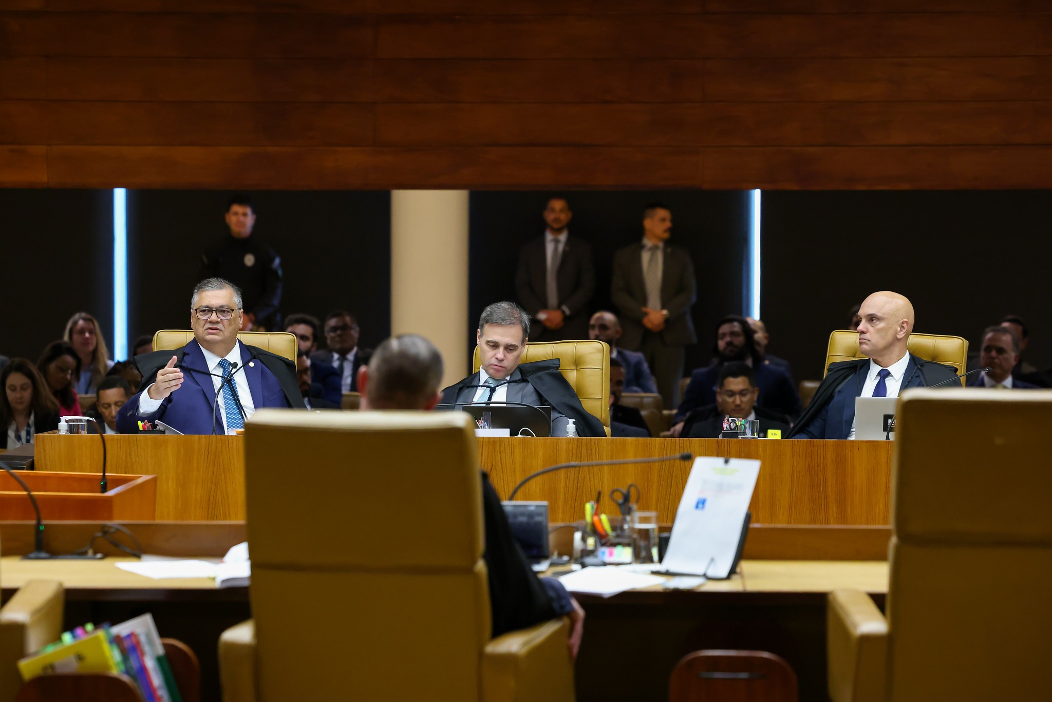 Disputa entre Flávio Dino e André Mendonça escancara crise no STF e reflexos nas eleições
