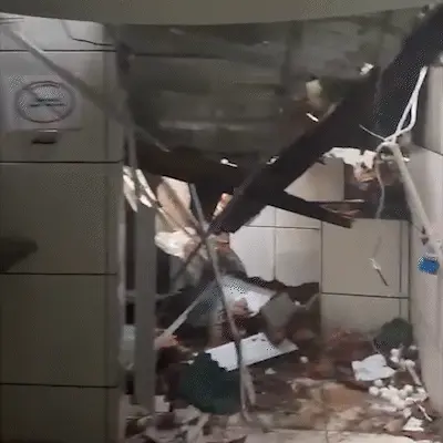 Árvore permanece sobre lanchonete destruída e prejuízo já passa de R$ 30 mil