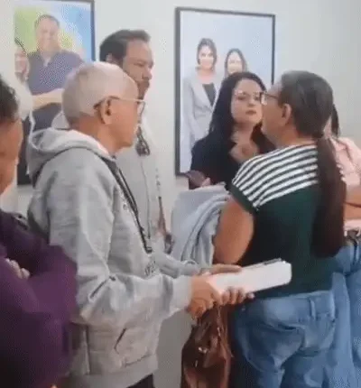 Cabos eleitorais cobram atrasados em protesto no comitê de Ana Portela