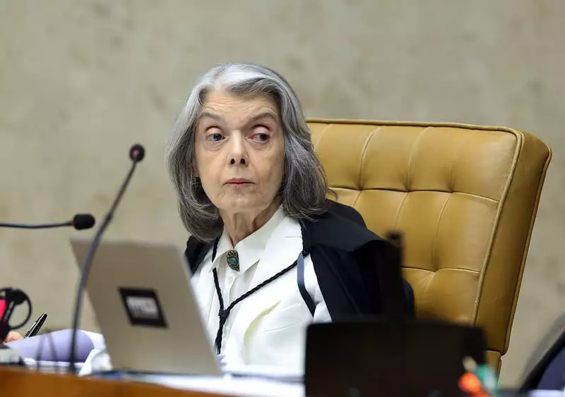 Cármen Lúcia preserva a dignidade em um STF no fundo do poço
