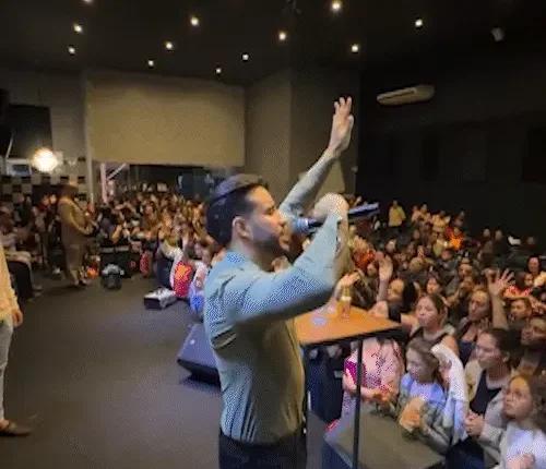 Leonardo Sale reúne multidão e provoca fila em igreja de Campo Grande