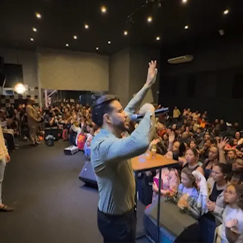 Leonardo Sale reúne multidão e provoca fila em igreja de Campo Grande