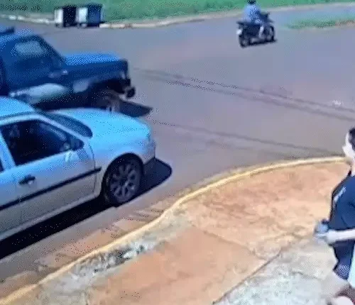 Motociclista vai parar no teto de Gol após colisão em São Gabriel do Oeste
