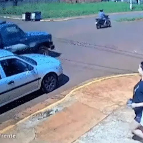 Motociclista vai parar no teto de Gol após colisão em São Gabriel do Oeste