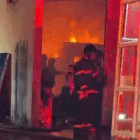 Incêndio destrói interior de marcenaria e fecha rua no Jardim Colibri