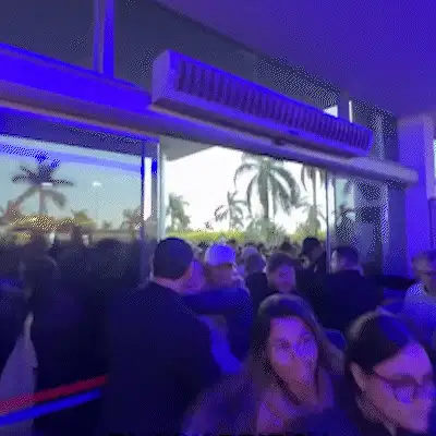 Multidão “invade” Shopping China na abertura do 2° dia da Black Friday