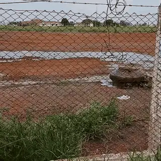 Esgoto vaza em área cercada do Aeroporto de Campo Grande há mais de um mês