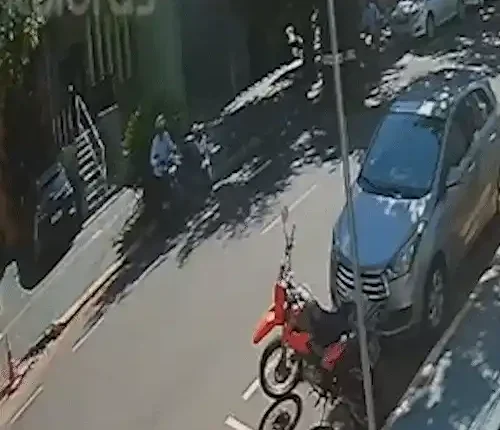 Ladrão leva moto de jovem durante horário de trabalho no Centro