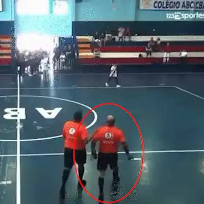 Jogo de sub-12 tem agressão e arma de fogo em punho dentro de quadra
