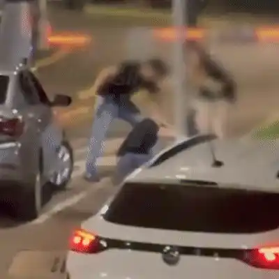 Homens trocam socos e chutes em saída de evento sertanejo