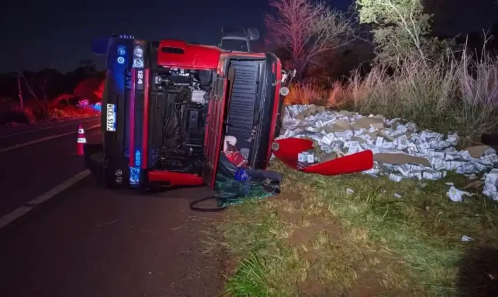 Caminhão carregado com fardos de cerveja tomba em rodovia em Bataguassu