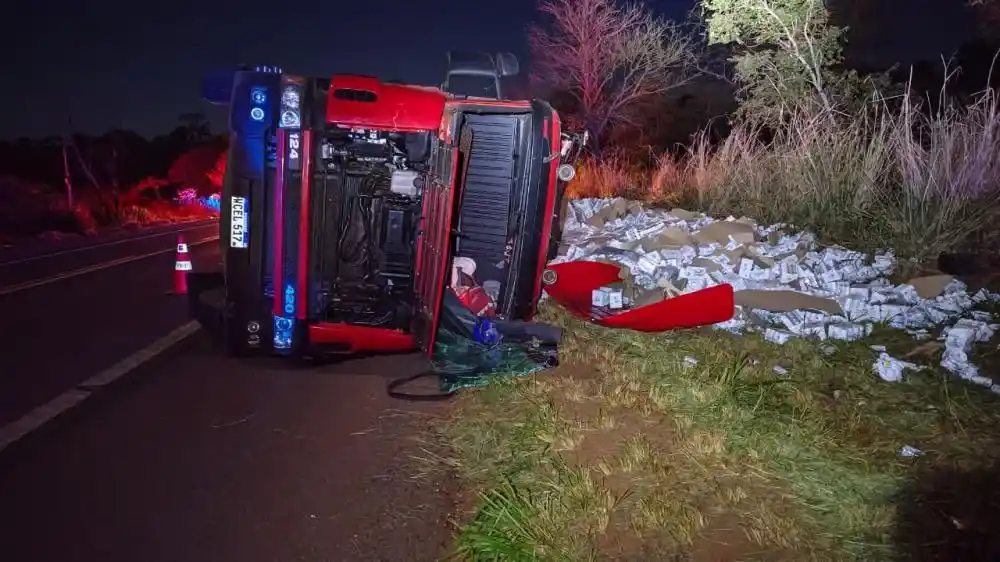Caminhão carregado com fardos de cerveja tomba em rodovia em Bataguassu