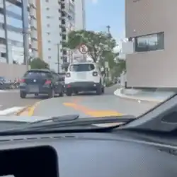 Motorista de app flagra Jeep sobre piso tátil em frente ao shopping em Campo Grande