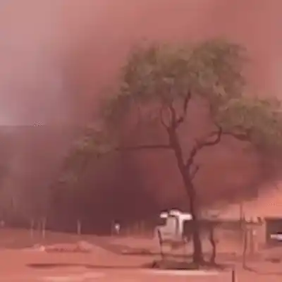 Redemoinho de terra forma “nuvem” de poeira em área de mineração no interior de MS