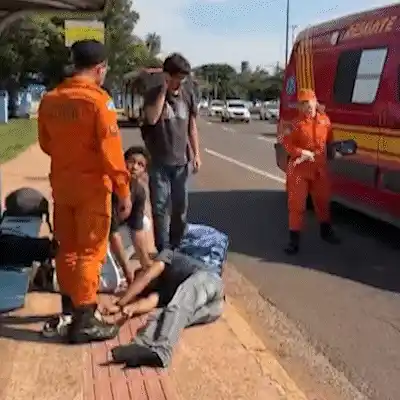 Rapaz sofre convulsão em ponto de ônibus em Campo Grande; bombeiros orientam como agir