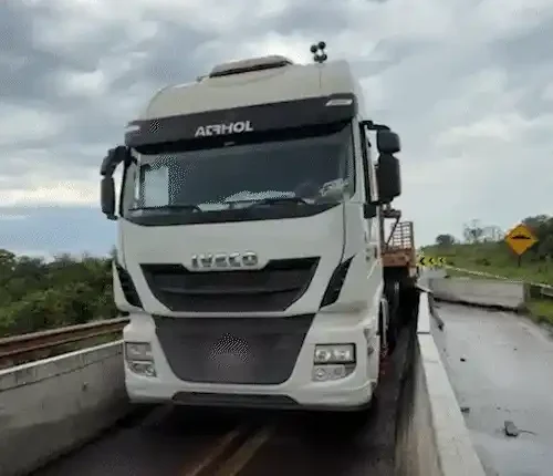 Motorista invade trecho interditado para obras e “trava” rodovia com caminhão