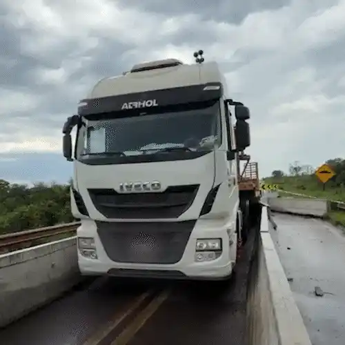 Motorista invade trecho interditado para obras e “trava” rodovia com caminhão