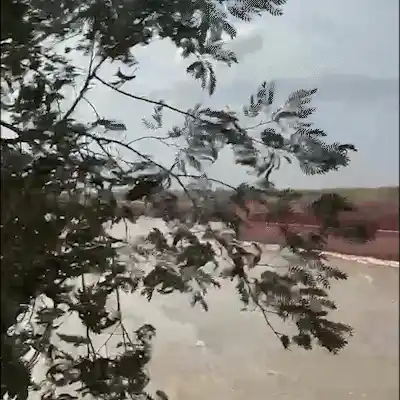 Durante ventania, barcaça se solta e bate em outra atracada em Porto Esperança