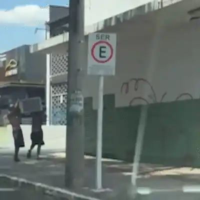 Dupla é flagrada carregando ar-condicionado furtado pela Avenida Mato Grosso
