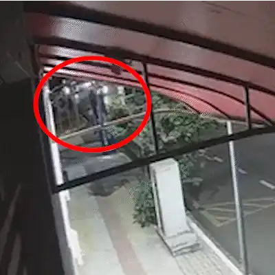 Câmera flagra momento em que ônibus atinge moto e mata adolescente no Centro