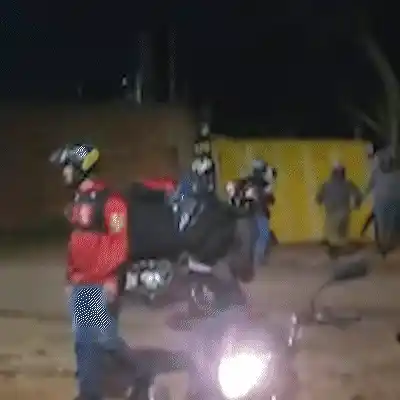 Moradores destroem casa de homem acusado de estupro e depredam 5 carros