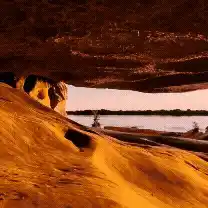 Caverna escondida no Rio Paraguai tem paisagem paradisíaca e surpreende visitantes
