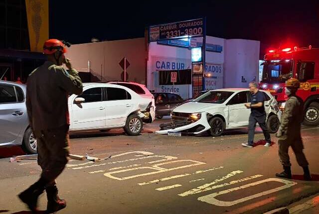 Engavetamento com ônibus e três carros trava trânsito na Rua Brilhante
