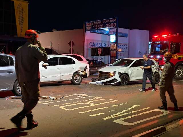 Engavetamento com ônibus e três carros trava trânsito na Rua Brilhante