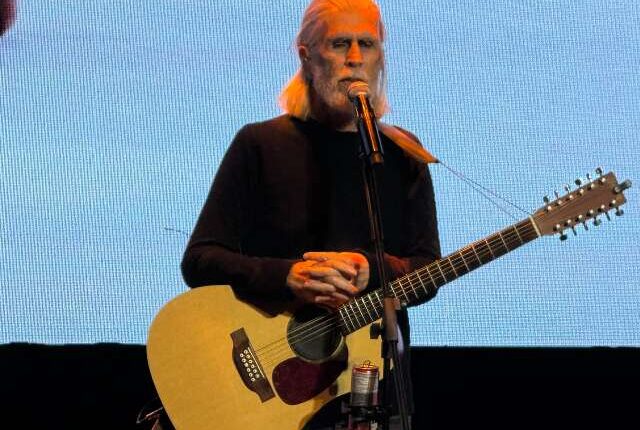 Oswaldo Montenegro faz viagem pelo zodíaco em show de 70 anos em Campo Grande