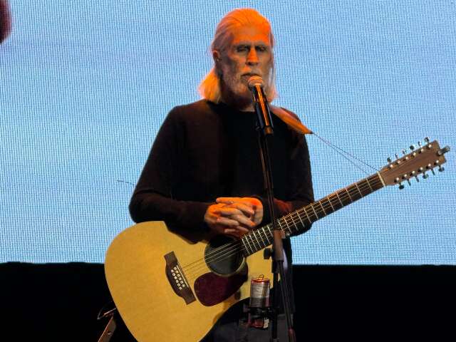 Oswaldo Montenegro faz viagem pelo zodíaco em show de 70 anos em Campo Grande