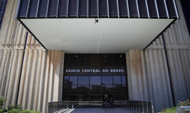 Prévia do PIB reforça perda de ritmo antes de decisão sobre Selic