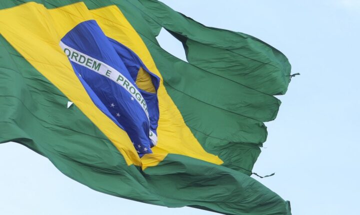 Bandeira do Brasil na Praça dos Três Poderes está rasgada