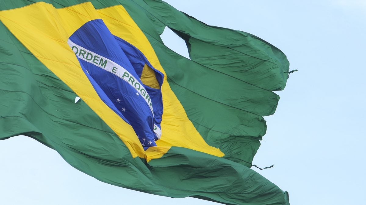 Bandeira do Brasil na Praça dos Três Poderes está rasgada