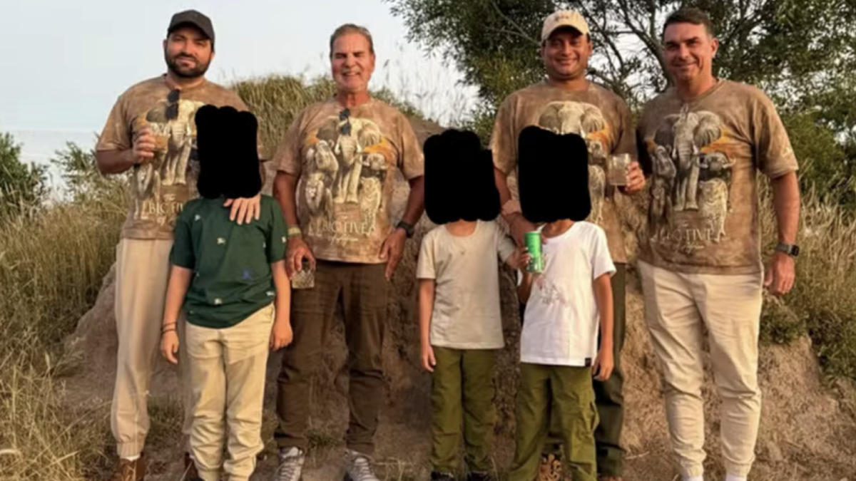 Foto mostra Flávio Bolsonaro em safári com investigados do INSS