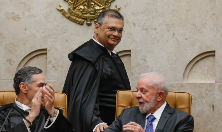 Flávio critica ligação de Lula para Dino em evento do governo