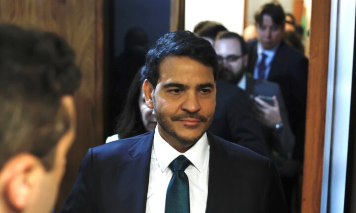 Ministro da AGU, Jorge Messias defende CNBB após crítica de Flávio