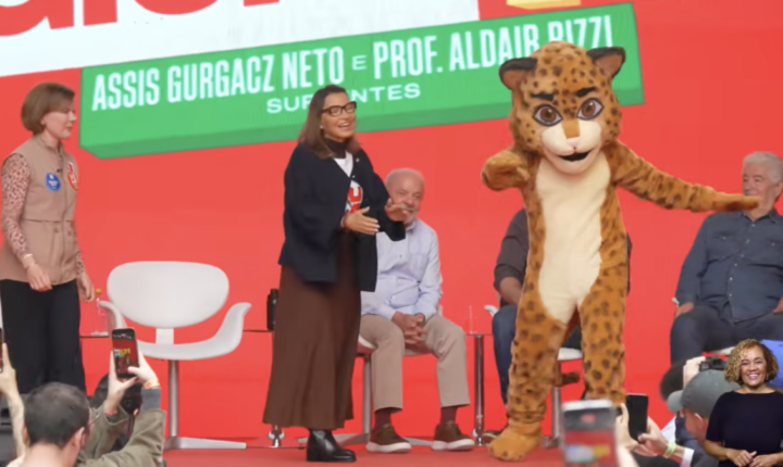 Janja e Gleisi dançam com “onça”, e Lula ri durante ato em Curitiba