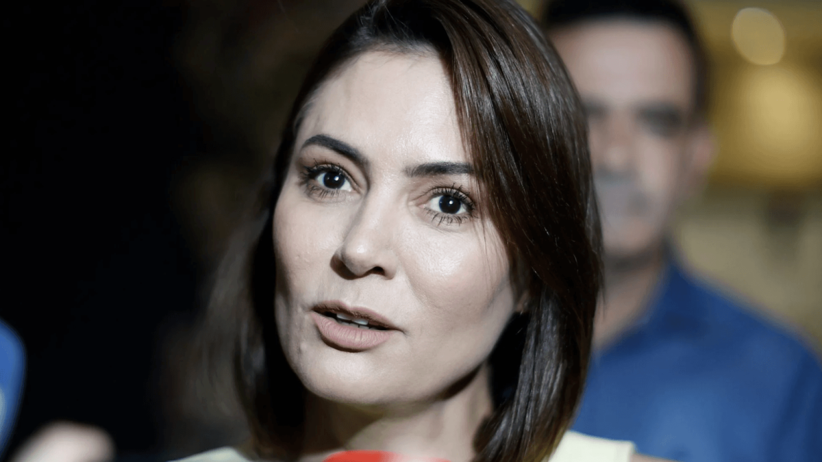 Michelle critica veto ao uso da imagem de Bolsonaro na campanha