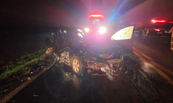 Grave acidente entre carro e caminhões interdita rodovia e deixa motorista ferido em Apucarana