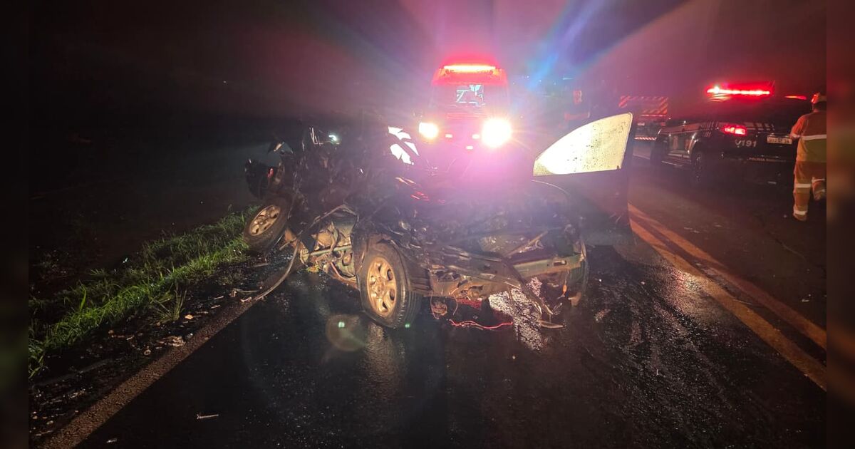 Grave acidente entre carro e caminhões interdita rodovia e deixa motorista ferido em Apucarana