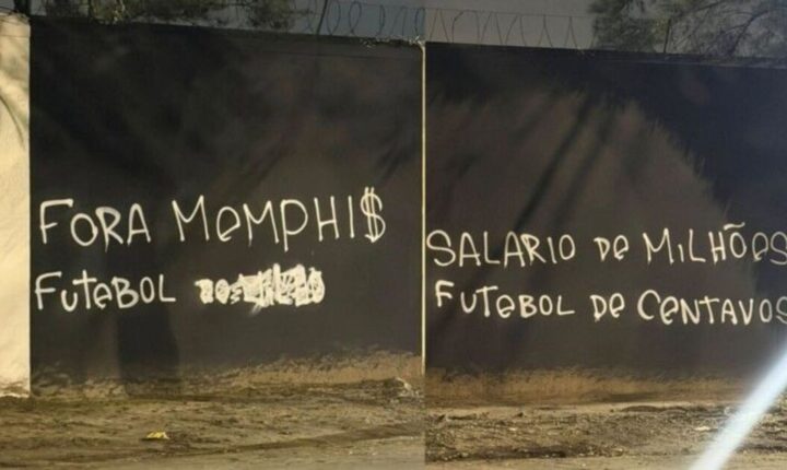Eliminado da Libertadores, Corinthians tem sede pichada e torcida pede saída de Memphis Depay