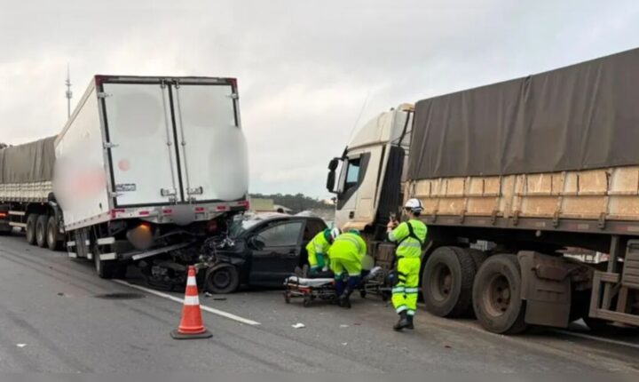 Engavetamento entre três caminhões e um carro deixa mulher ferida em Curitiba