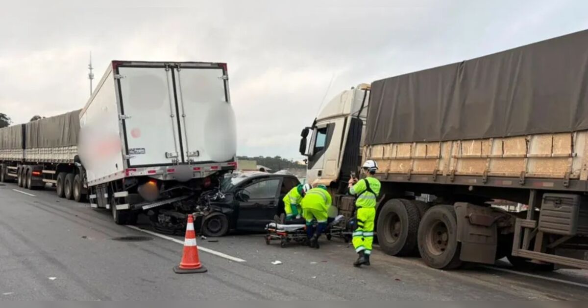 Engavetamento entre três caminhões e um carro deixa mulher ferida em Curitiba