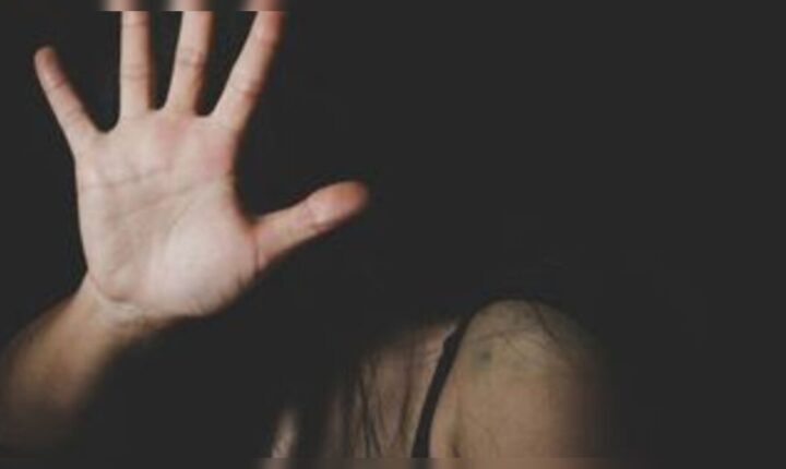 Mulher é espancada e ofendida por dono de bar em praça de Jandaia do Sul