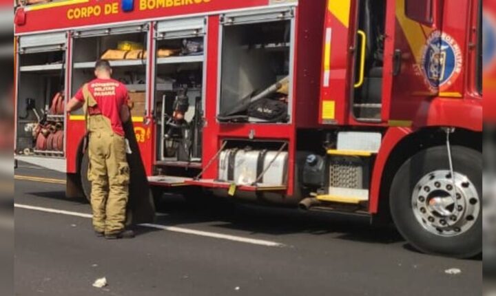 Batida entre Strada e carreta mobiliza bombeiros para conter vazamento de gasolina em Apucarana